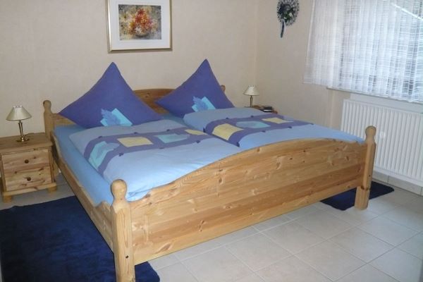 Schlaffzimmer mit Doppelbett in der Ferienwohnung Stromberger